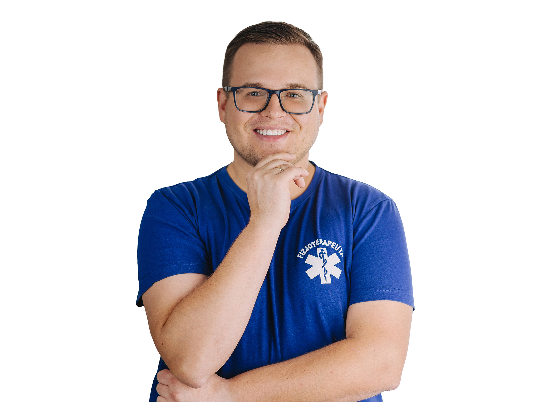 uśmiechnięty mężczyzna w granatowym tshircie z założona ręką i druga podpiera brodę