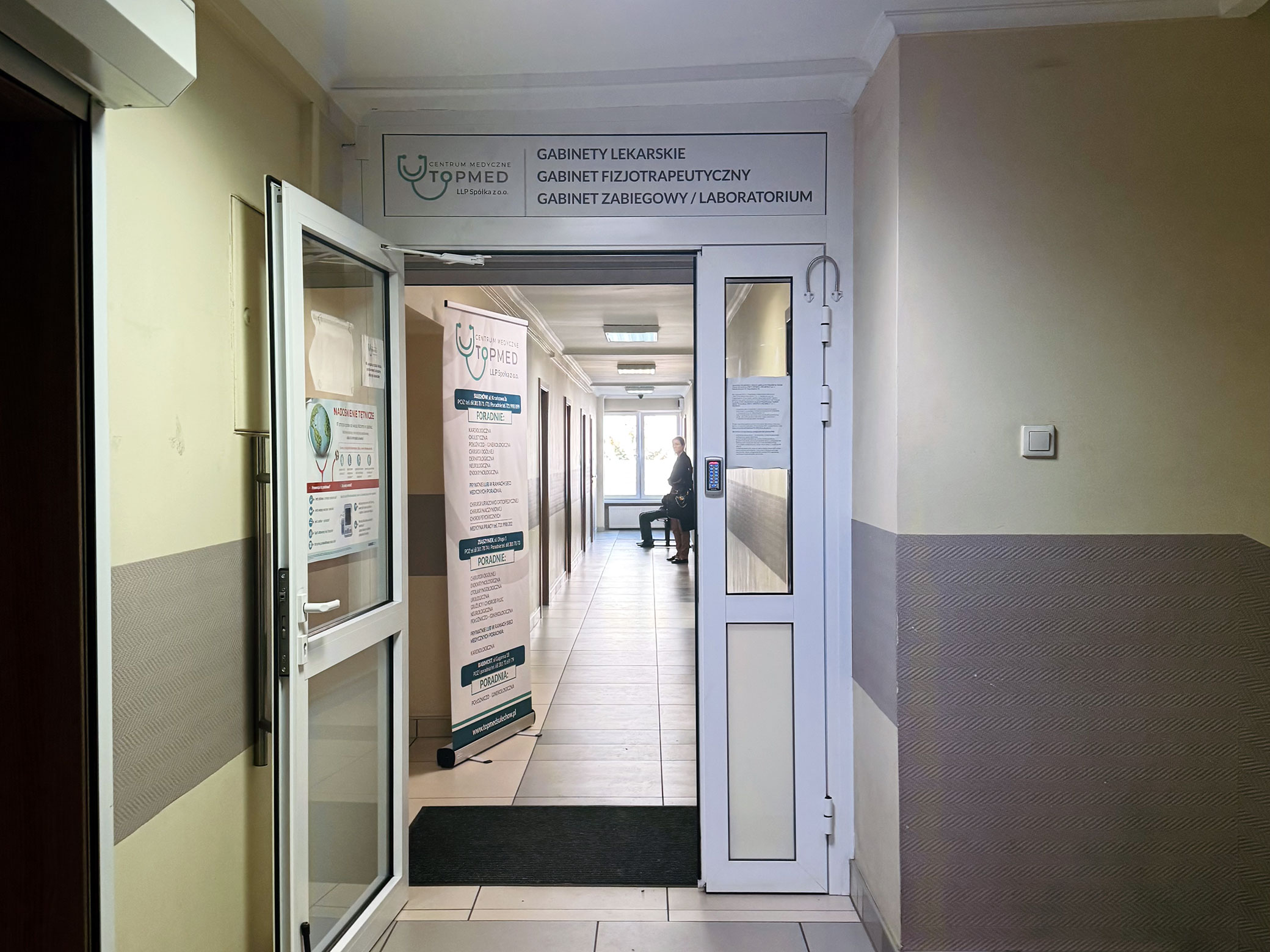 wejście do przychodni topmed